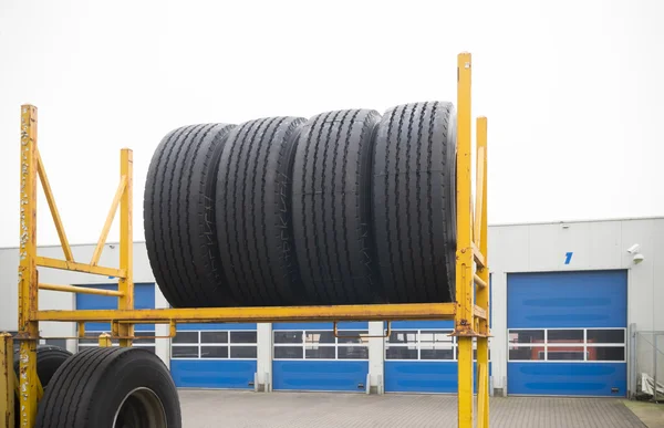 Neumáticos de camiones nuevos —  Fotos de Stock