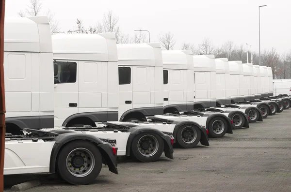 Reihe weißer Lastwagen — Stockfoto