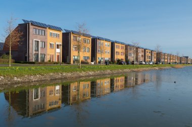 Güneş panelleri olan evler