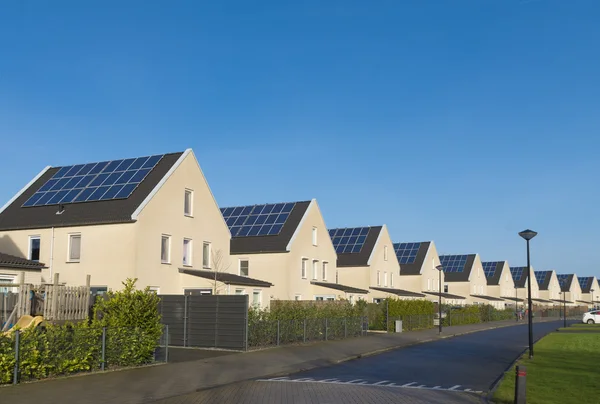 Häuser mit Solarzellen — Stockfoto