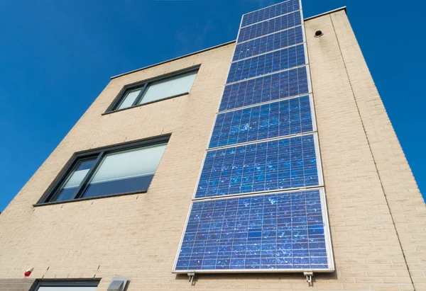 Modern huis met zonnepanelen — Stockfoto