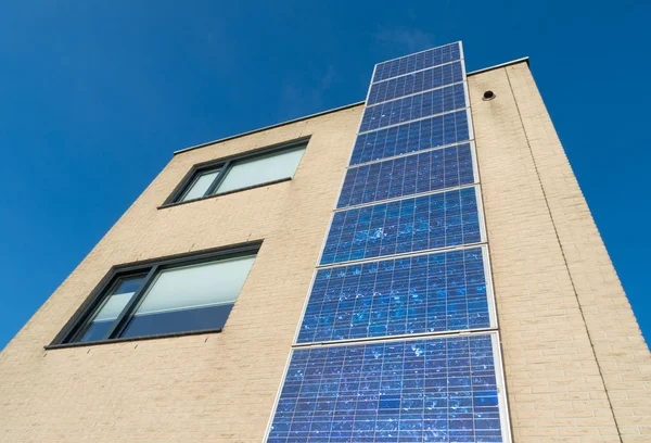 Casa moderna con paneles solares — Foto de Stock