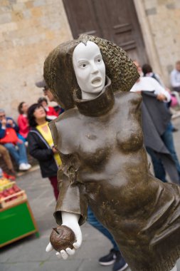 SIENA, İtalya - 22 Nisan 2019: Ünlü Duomo de Siena 'nın önünde elinde elma olan bir kadın heykeli