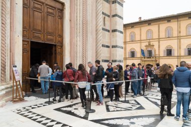 SIENA, ITALY - 22 Nisan 2019: Meşhur Duomo di Siena ve birçok turist kuyruğa girdi
