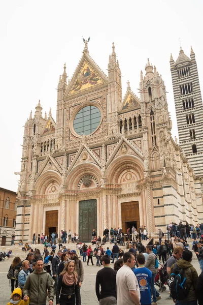 Siena Italie Avril 2019 Célèbre Duomo Siena Avec Nombreux Touristes — Photo