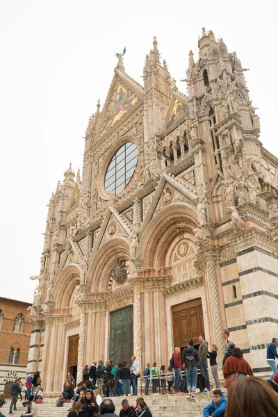 Siena Italië April 2019 Beroemde Duomo Siena Met Veel Toeristen — Stockfoto