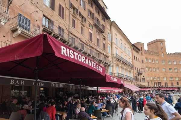 Siena Itália Abril 2019 Lotes Restaurantes Longo Piazza Del Campo — Fotografia de Stock