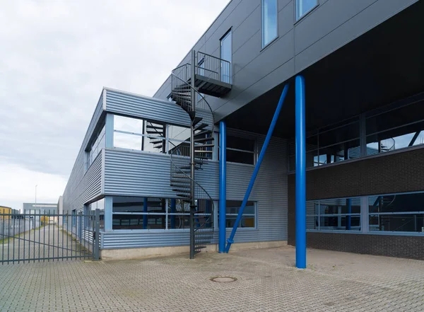 Exterior Moderno Edificio Oficinas Con Una Escalera Caracol Adjunta — Foto de Stock