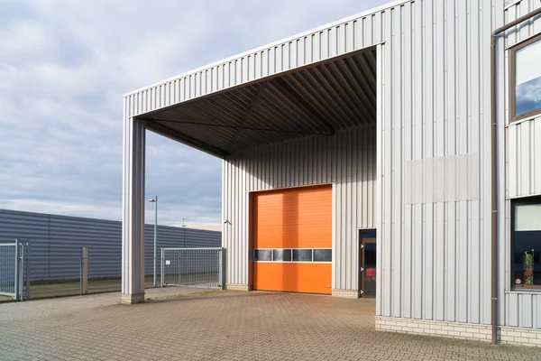 Industrieel Magazijn Met Oranje Roldeur — Stockfoto