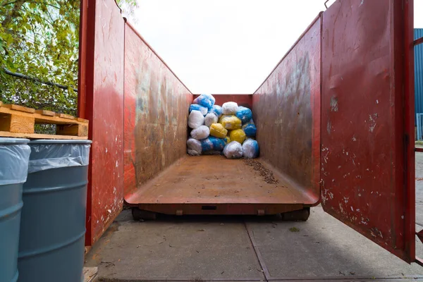装有塑料废物的大型海运集装箱 — 图库照片