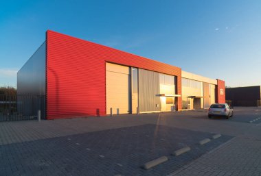 Depo ile birleşen modern küçük işletmelerin dış cephesi.