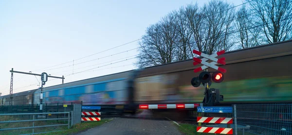 Nákladní Vlak Projíždí Kolem Čeká Výstražná Světla — Stock fotografie