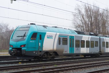 OLDENZAAL, NETHERLANDS - 13 ARALIK 2020 Eurobahn treni Almanya 'ya doğru ilerliyor