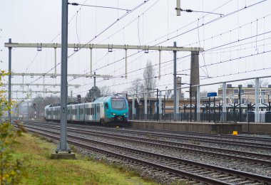 OLDENZAAL, NETHERLANDS - 13 Aralık 2020: Eutobahn treni Oldenzaal istasyonuna varıyor. Eurobahn, Kuzey Ren-Vestfalya, Aşağı Saksonya ve Venlo 'ya sınır ötesi taşımacılık yapan Keolis Deutschland GmbH & Co. KG markasıdır.