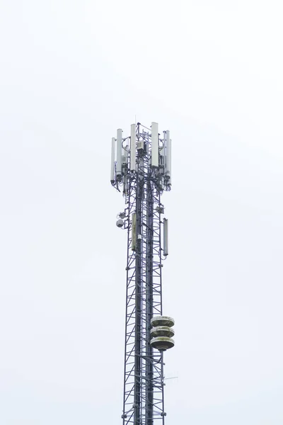 Hoge Communicatiemast Met Meerdere Antennes Voor Mobiele Telefonie — Stockfoto