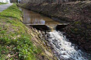 Hendekte küçük bir sosis