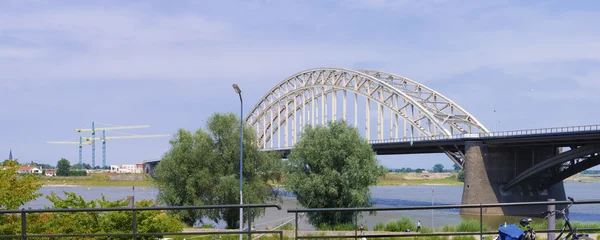 Ponte d'arco in acciaio — Foto Stock