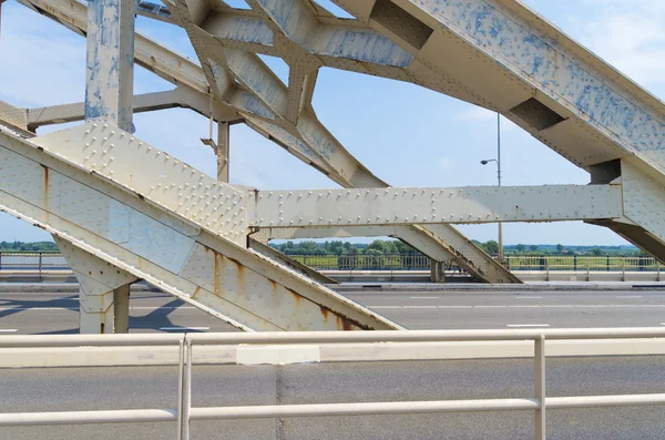 Stalen boogbrug — Stockfoto