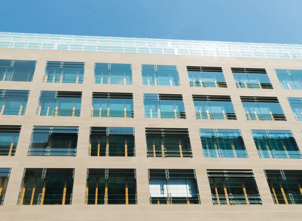 Edificio de oficinas moderno — Foto de Stock