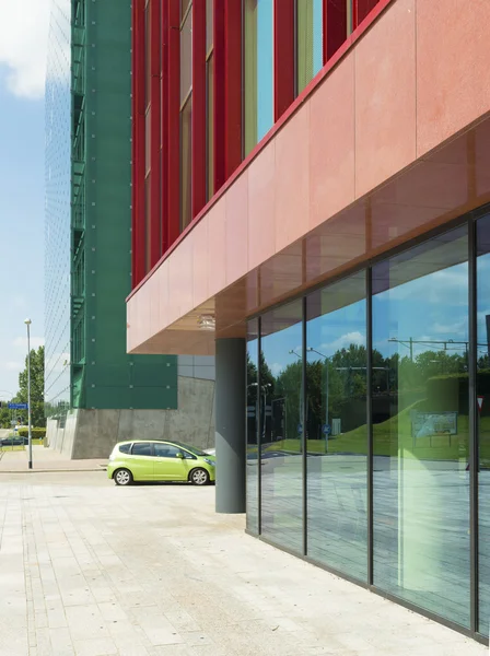 Edifício de escritórios moderno — Fotografia de Stock