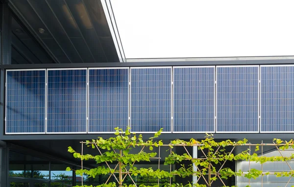 Painéis solares no prédio de escritórios — Fotografia de Stock