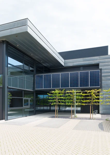 Panneaux solaires sur immeuble de bureaux — Photo