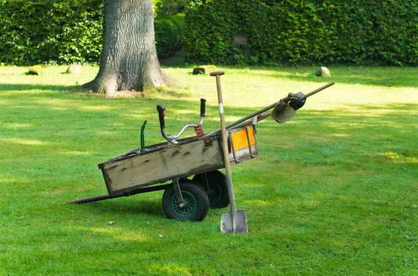 Wagen mit Gartengeräten — Stockfoto