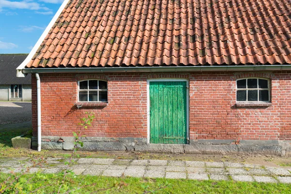 Barn with green door — Stock Photo, Image