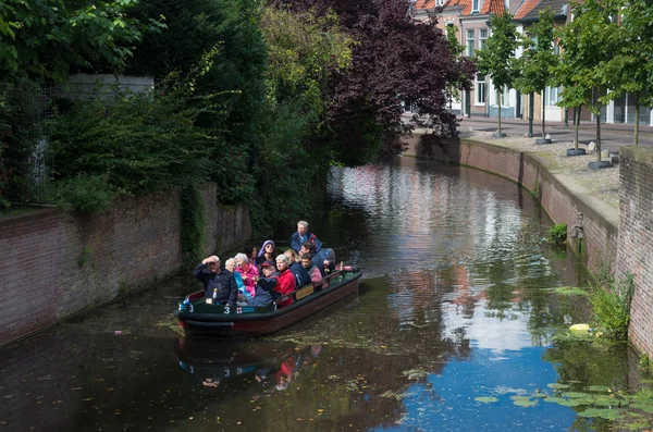 Barca nel canale — Foto Stock