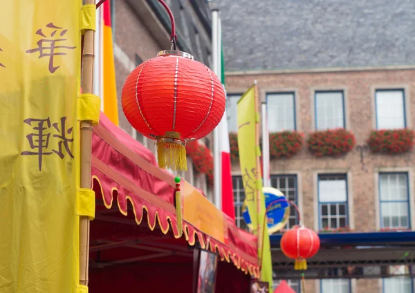 Lanternas chinesas nas ruas de Dusseldorf, Alemanha — Fotografia de Stock