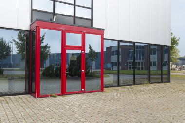 Ofis Binası ile kırmızı giriş