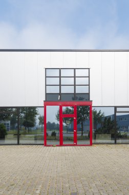 Ofis Binası ile kırmızı giriş