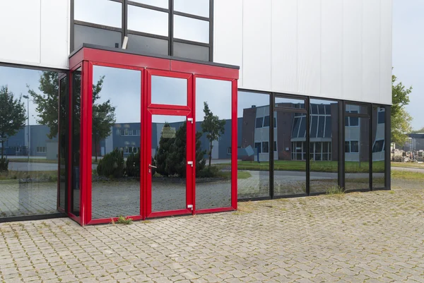 Edificio de oficinas con entrada roja — Foto de Stock