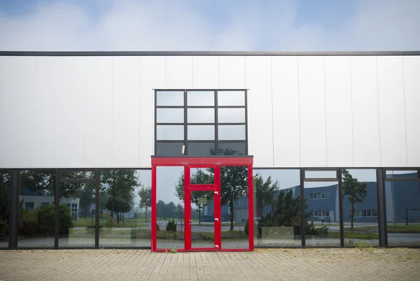 Edificio de oficinas con entrada roja — Foto de Stock