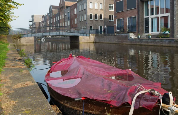 Vrouw met paraplu wandelen in tempelcomplex — Stockfoto