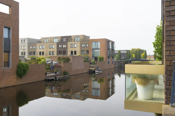 Houses along a canal — Stock Photo, Image