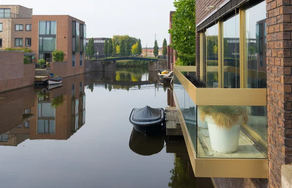 Houses along a canal — Stock Photo, Image