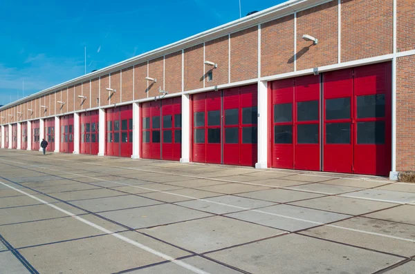 Almacén con puertas rojas —  Fotos de Stock