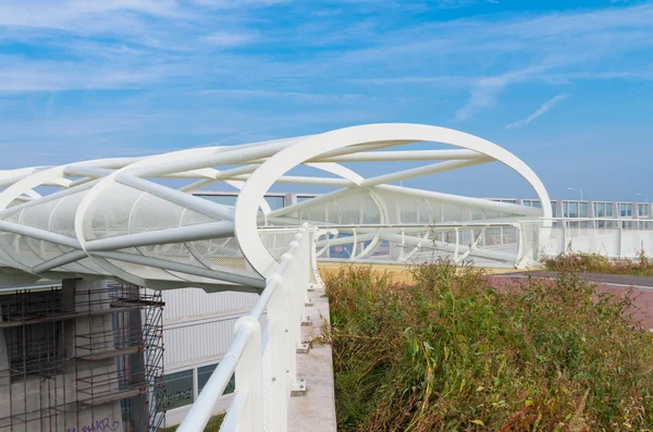 Modern kerékpár- és footbridge — Stock Fotó