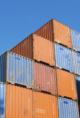 gestapelde cargo containers