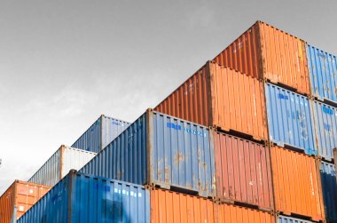 gestapelde cargo containers