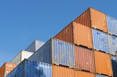 gestapelde cargo containers