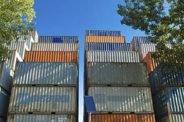 Gestapelde cargo containers — Stockfoto