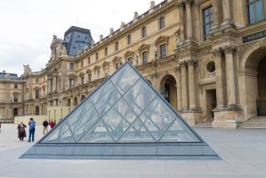 Paris'te Louvre