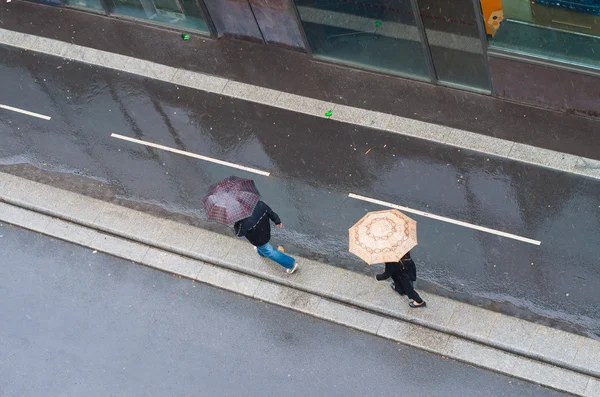 Ludzie z parasolami — Zdjęcie stockowe