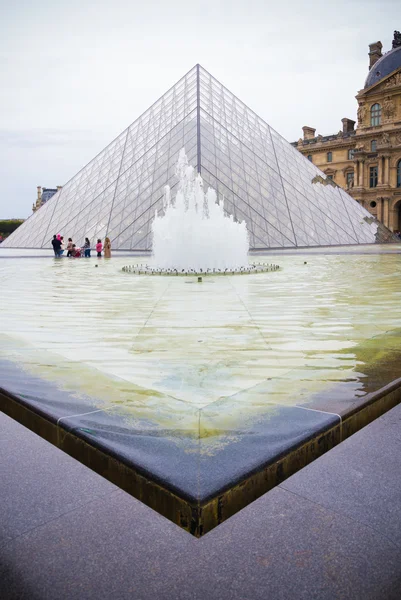 Louvre en París — Foto de Stock
