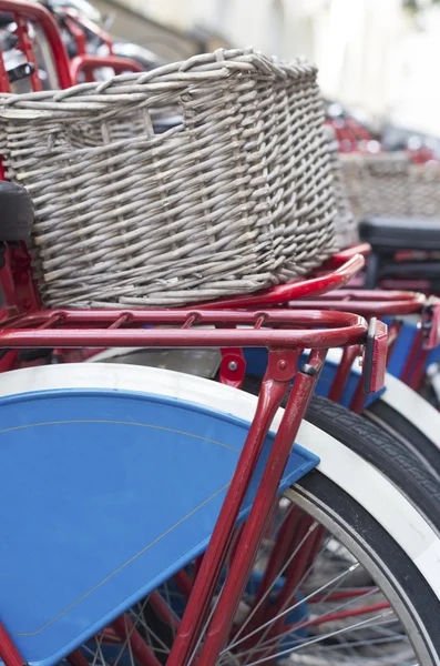 Cykel med korg — Stockfoto