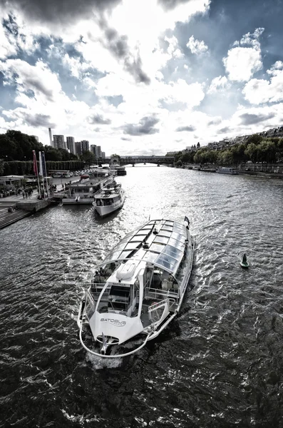 Turist båt i paris — Stockfoto