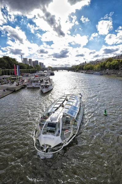 Turist båt i paris — Stockfoto