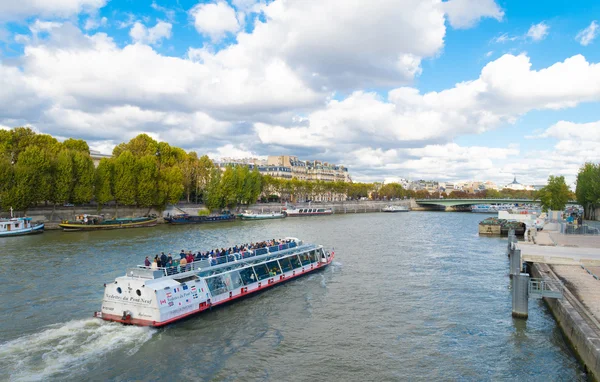 Boat tour on seine — Stockfoto